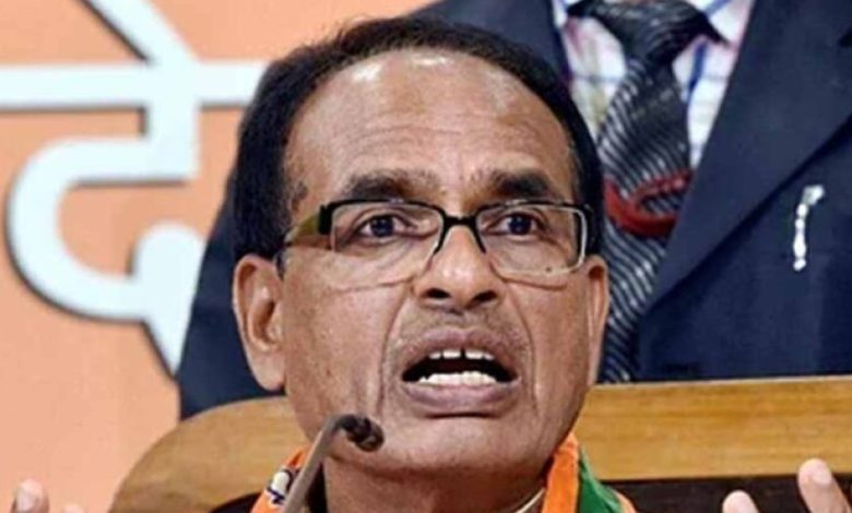 विदिशा में अफसरों पर गरजे शिवराज, बोले- जांच दल आया तो नहीं बख्शे जाएंगे