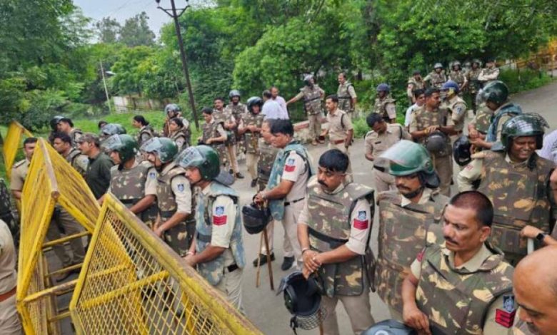 हरदा में करणी सेना का प्रदर्शन उग्र, पुलिस ने आंसू गैस और वाटर कैनन से किया कंट्रोल हरदा में करणी सेना का प्रदर्शन उग्र, पुलिस ने आंसू गैस और वाटर कैनन से किया कंट्रोल