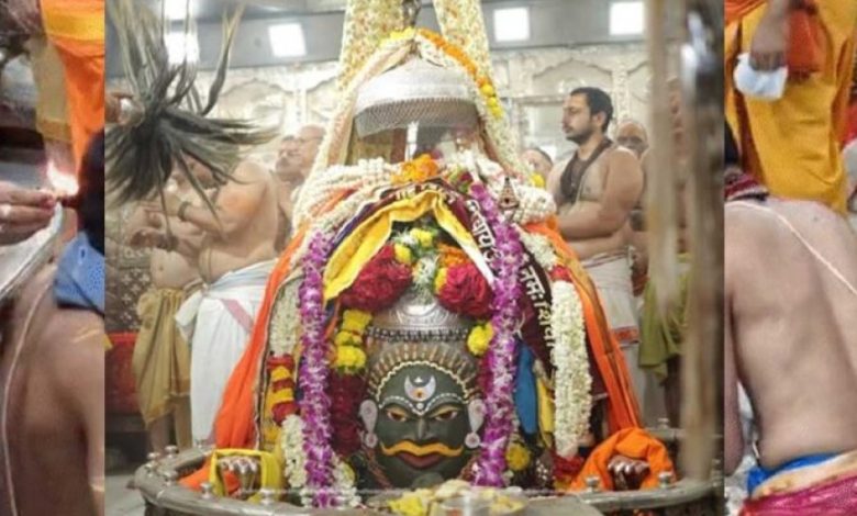महाकाल के दरबार आस्था का सैलाब…श्रावण सोमवार पर उमड़े भक्त, रविवार को ढाई लाख से ज्यादा ने किए दर्शन महाकाल के दरबार आस्था का सैलाब…श्रावण सोमवार पर उमड़े भक्त, रविवार को ढाई लाख से ज्यादा ने किए दर्शन