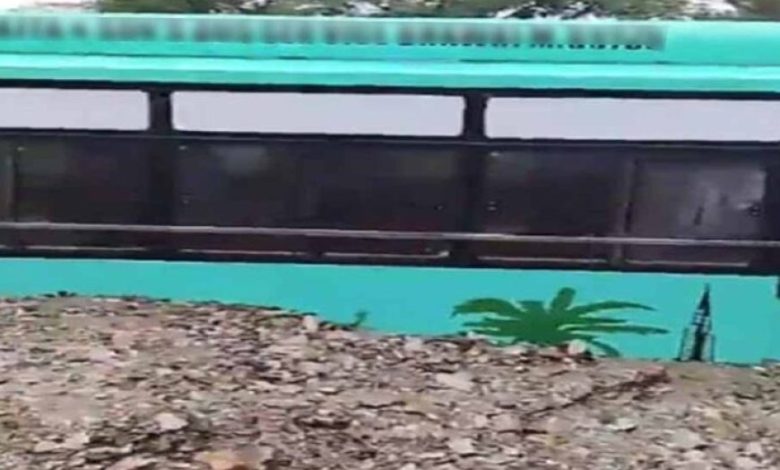 काडियाना नाले में बड़ा हादसा: मलबे में दबी बस, यात्रियों में मचा हड़कंप