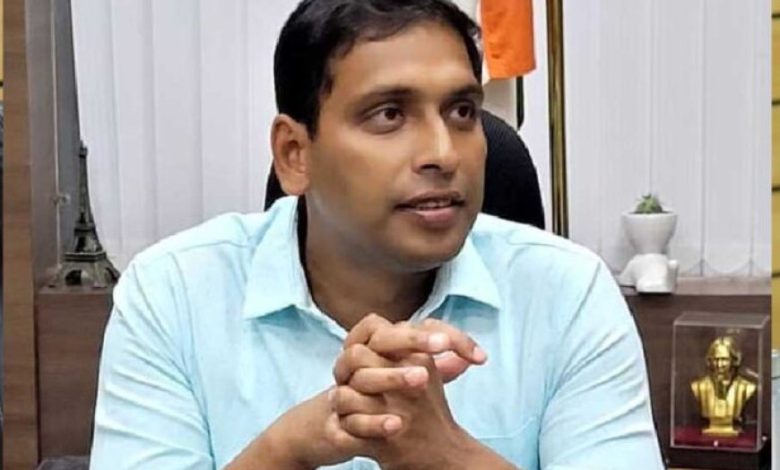 इंदौर कलेक्टर आशीष सिंह का सराहनीय कदम, खुद की सैलरी से 22 बच्चों की पढ़ाई का खर्च उठाया