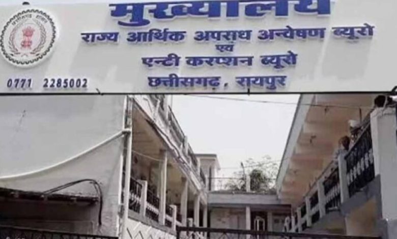 शराब घोटाले में बड़ी कार्रवाई: EOW ने तीन आरोपियों को किया गिरफ्तार शराब घोटाले में बड़ी कार्रवाई: EOW ने तीन आरोपियों को किया गिरफ्तार