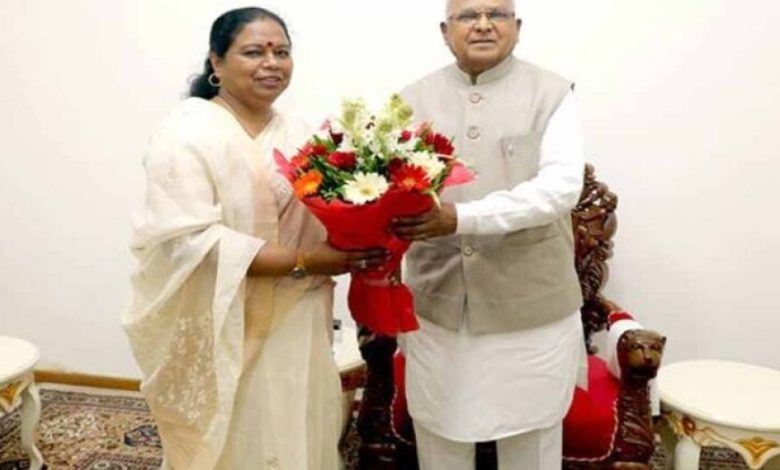 राज्यपाल पटेल ने महापौर मालती राय को दी बधाई राज्यपाल पटेल ने महापौर मालती राय को दी बधाई