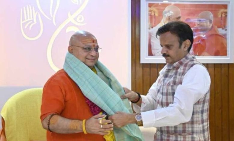 उपमुख्यमंत्री शुक्ल ने आचार्य बालकानंद गिरी से की सौजन्य भेंट उपमुख्यमंत्री शुक्ल ने आचार्य बालकानंद गिरी से की सौजन्य भेंट
