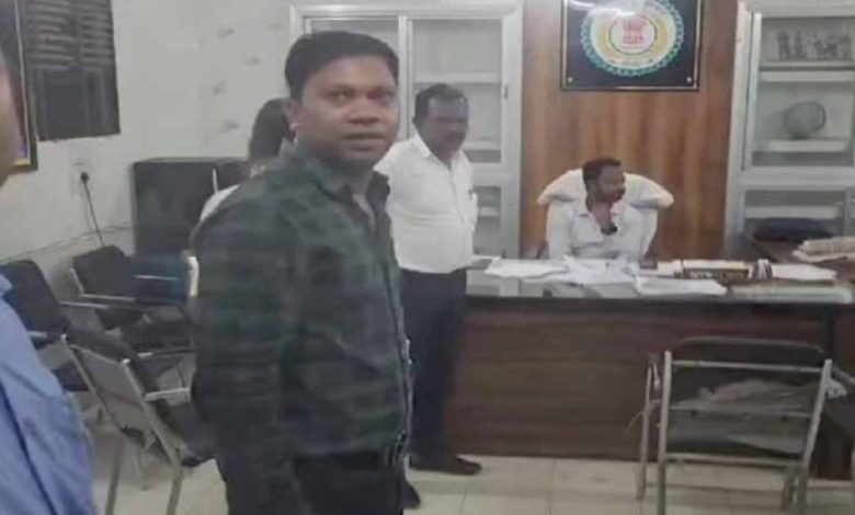 ACB की छापेमारी: तहसील कार्यालय में रिश्वत लेते बाबू पकड़ा गया ACB की छापेमारी: तहसील कार्यालय में रिश्वत लेते बाबू पकड़ा गया