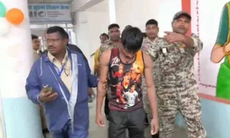 आवास की मांग में आत्मदाह का प्रयास: युवक ने कलेक्ट्रेट के सामने खुद पर डाला पेट्रोल आवास की मांग में आत्मदाह का प्रयास: युवक ने कलेक्ट्रेट के सामने खुद पर डाला पेट्रोल