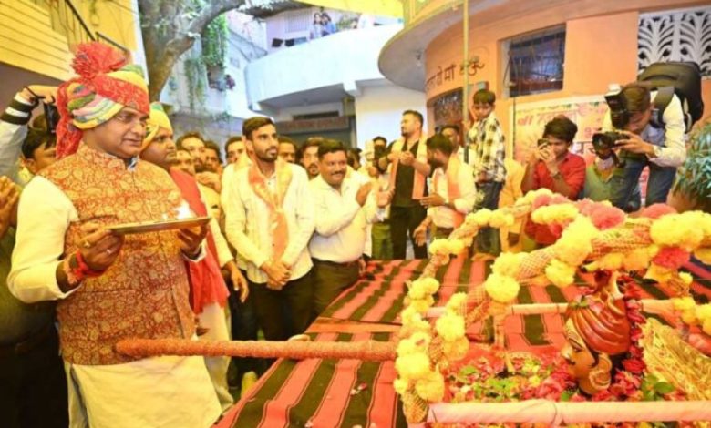 नरेला में श्रावण माह के अवसर पर निकली बाबा महाकाल की सवारी नरेला में श्रावण माह के अवसर पर निकली बाबा महाकाल की सवारी