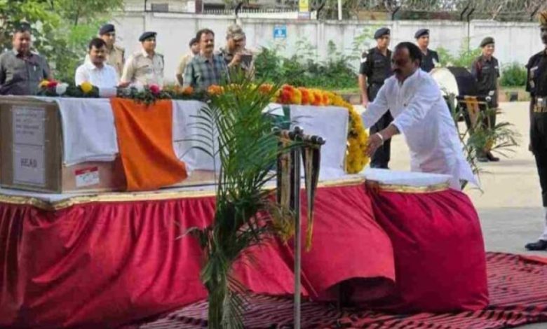 शहीद हरिओम को देश का सलाम: 6 किमी लंबे काफिले में उमड़ा जनसैलाब, सैन्य सम्मान से अंतिम विदाई शहीद हरिओम को देश का सलाम: 6 किमी लंबे काफिले में उमड़ा जनसैलाब, सैन्य सम्मान से अंतिम विदाई