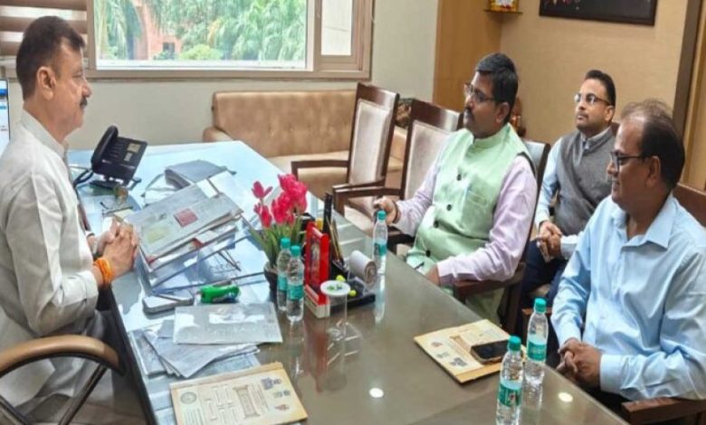 स्कूल शिक्षा मंत्री श्री सिंह से गुजरात संस्कृत बोर्ड के अध्यक्ष श्री पालीवाल ने की भेंट स्कूल शिक्षा मंत्री श्री सिंह से गुजरात संस्कृत बोर्ड के अध्यक्ष श्री पालीवाल ने की भेंट