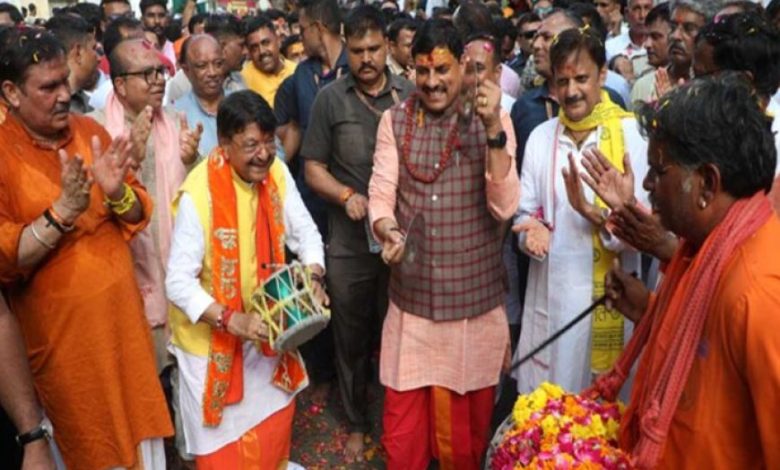 पालकी में भगवान चन्द्रमोलेश्वर व मनमहेश हाथी पर विराजित होकर भक्तों का कुशल-क्षेम लेने उज्जैन नगर भ्रमण पर निकले पालकी में भगवान चन्द्रमोलेश्वर व मनमहेश हाथी पर विराजित होकर भक्तों का कुशल-क्षेम लेने उज्जैन नगर भ्रमण पर निकले