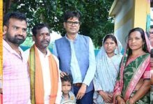 रायपुर : बिरहोर परिवार के गृह प्रवेश में पहुंचे वित्त मंत्री ओ.पी.चौधरी, परिवार के नन्हे बच्चे से कटवाया फीता
