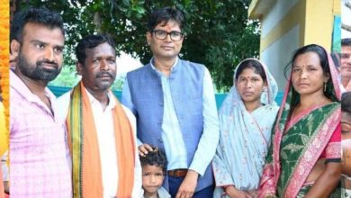 रायपुर : बिरहोर परिवार के गृह प्रवेश में पहुंचे वित्त मंत्री ओ.पी.चौधरी, परिवार के नन्हे बच्चे से कटवाया फीता