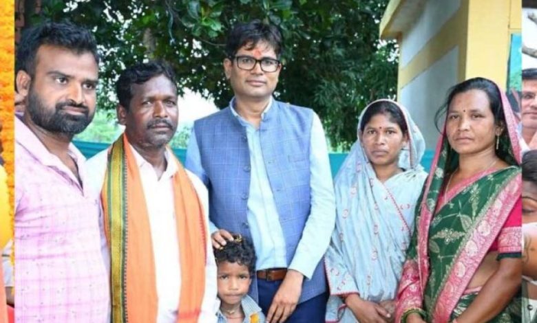 रायपुर : बिरहोर परिवार के गृह प्रवेश में पहुंचे वित्त मंत्री ओ.पी.चौधरी, परिवार के नन्हे बच्चे से कटवाया फीता रायपुर : बिरहोर परिवार के गृह प्रवेश में पहुंचे वित्त मंत्री ओ.पी.चौधरी, परिवार के नन्हे बच्चे से कटवाया फीता
