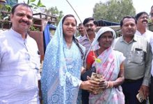 रायपुर : मंत्री श्रीमती लक्ष्मी राजवाड़े ने चरण पादुका का किया वितरण