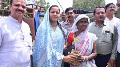 रायपुर : मंत्री श्रीमती लक्ष्मी राजवाड़े ने चरण पादुका का किया वितरण