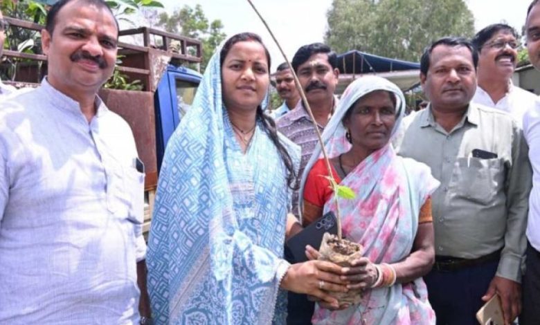 रायपुर : मंत्री श्रीमती लक्ष्मी राजवाड़े ने चरण पादुका का किया वितरण रायपुर : मंत्री श्रीमती लक्ष्मी राजवाड़े ने चरण पादुका का किया वितरण