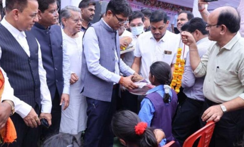 पूरी प्रतिबद्धता के साथ छत्तीसगढ़ के सर्वांगीण विकास के लिए कर रहे कार्य-वित्त मंत्री ओ.पी.चौधरी पूरी प्रतिबद्धता के साथ छत्तीसगढ़ के सर्वांगीण विकास के लिए कर रहे कार्य-वित्त मंत्री ओ.पी.चौधरी