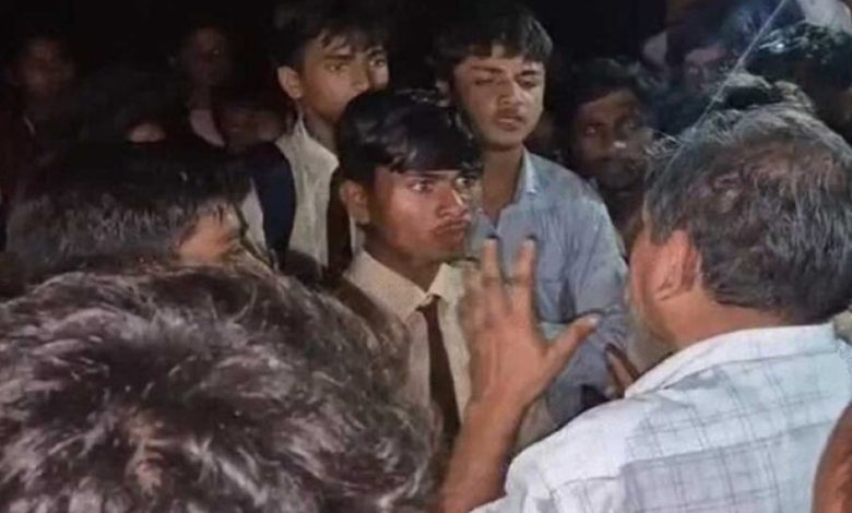 170 छात्रों का 30 किमी पैदल संघर्ष रंग लाया, कलेक्टर से मिले तो हटाया गया प्राचार्य 170 छात्रों का 30 किमी पैदल संघर्ष रंग लाया, कलेक्टर से मिले तो हटाया गया प्राचार्य