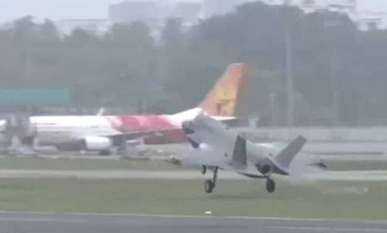 केरल से ब्रिटिश रॉयल नेवी का F-35B लड़ाकू विमान उड़ा, एक महीने के इंतजार के बाद भरी उड़ान केरल से ब्रिटिश रॉयल नेवी का F-35B लड़ाकू विमान उड़ा, एक महीने के इंतजार के बाद भरी उड़ान