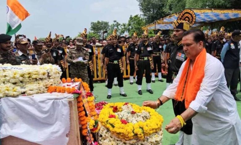 मंत्री टेटवाल ने वीरगति प्राप्त जवान श्री नागर को दी श्रद्धांजलि, राजकीय सम्मान के साथ दी गई विदाई मंत्री टेटवाल ने वीरगति प्राप्त जवान श्री नागर को दी श्रद्धांजलि, राजकीय सम्मान के साथ दी गई विदाई