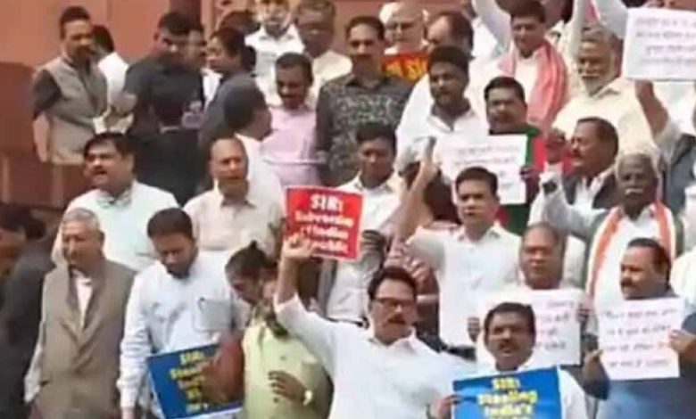 बिहार वोटर लिस्ट विवाद से संसद में हंगामा, लोकसभा-राज्यसभा की कार्यवाही ठप बिहार वोटर लिस्ट विवाद से संसद में हंगामा, लोकसभा-राज्यसभा की कार्यवाही ठप