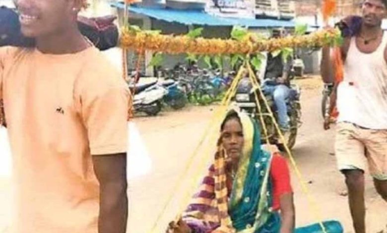 कलियुग का श्रवण कुमार: खाट पर माता-पिता को बैठाकर 20 किमी पैदल चला भक्त बेटा कलियुग का श्रवण कुमार: खाट पर माता-पिता को बैठाकर 20 किमी पैदल चला भक्त बेटा