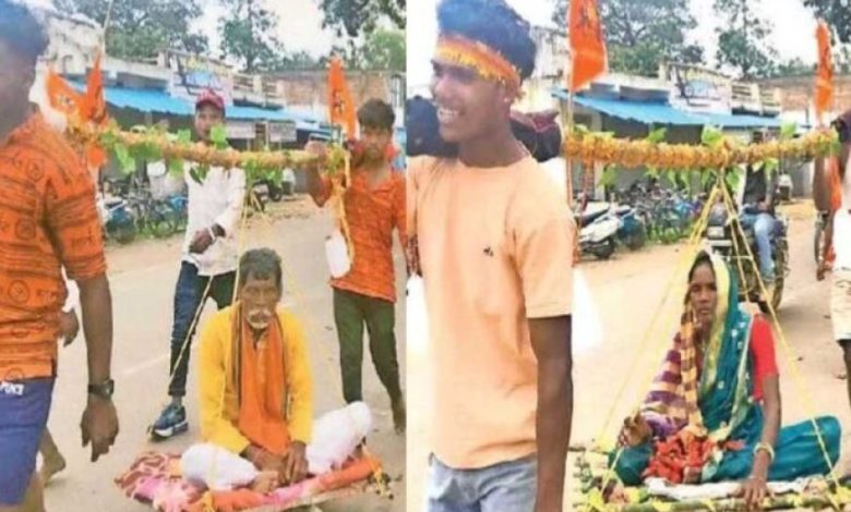 खाट पर माता-पिता, कांधों पर कर्तव्य: 20 किमी पैदल चला कलियुग का श्रवण कुमार खाट पर माता-पिता, कांधों पर कर्तव्य: 20 किमी पैदल चला कलियुग का श्रवण कुमार