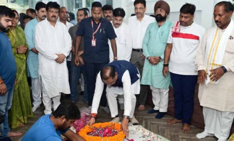 मुख्यमंत्री विष्णु देव साय ने निखिल कश्यप को दी श्रद्धांजलि, परिजनों से की संवेदना व्यक्त
