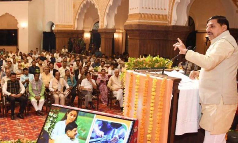 स्थानीय स्तर पर रोजगार की संभावनाओं के लिए तैयार करें पाठ्यक्रम : राज्यपाल पटेल स्थानीय स्तर पर रोजगार की संभावनाओं के लिए तैयार करें पाठ्यक्रम : राज्यपाल पटेल