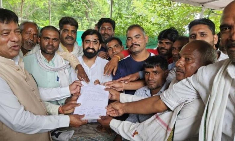 जसमत ग्राम के ग्रामीणों ने जनसुनवाई में उठाई अतिक्रमण हटाने की मांग जसमत ग्राम के ग्रामीणों ने जनसुनवाई में उठाई अतिक्रमण हटाने की मांग
