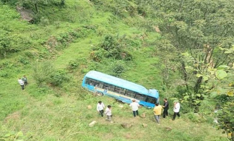 हिमाचल में बड़ा हादसा: यात्रियों से भरी एचआरटीसी बस खाई में गिरी, 5 की मौत, 20 घायल हिमाचल में बड़ा हादसा: यात्रियों से भरी एचआरटीसी बस खाई में गिरी, 5 की मौत, 20 घायल