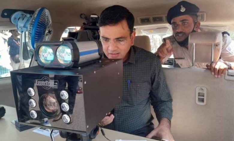 तेज रफ्तार पर लगाम: इंटरसेप्टर की निगरानी में धड़ाधड़ कट रहे चालान