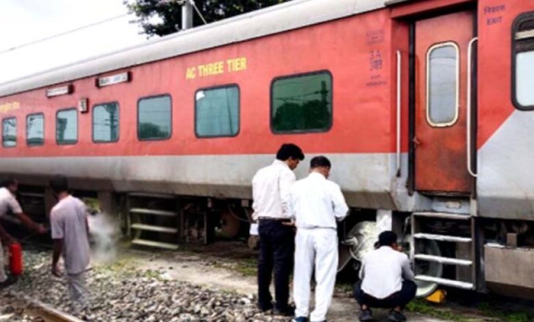 कुशीनगर एक्सप्रेस में तकनीकी खराबी से मचा हड़कंप, चक्के से उठे धुएं ने रोकीं पीछे आ रही ट्रेनें कुशीनगर एक्सप्रेस में तकनीकी खराबी से मचा हड़कंप, चक्के से उठे धुएं ने रोकीं पीछे आ रही ट्रेनें