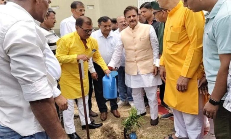 वृक्षारोपण महाअभियान में सभी सहभागिता करें : उप मुख्यमंत्री शुक्ल वृक्षारोपण महाअभियान में सभी सहभागिता करें : उप मुख्यमंत्री शुक्ल