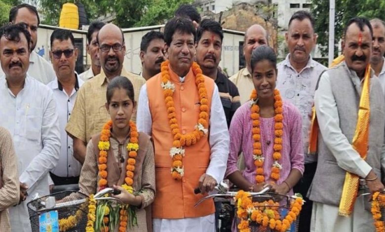 सभी विद्यालयों में विद्यार्थियों को रोजाना प्रार्थना के समय कराये पीटी- गोपाल सिंह इंजीनियर विधायक सभी विद्यालयों में विद्यार्थियों को रोजाना प्रार्थना के समय कराये पीटी- गोपाल सिंह इंजीनियर विधायक