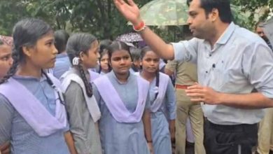 बारिश में भीगते छात्राओं का हाइवे जाम, शिक्षकों के तबादले पर जताया विरोध