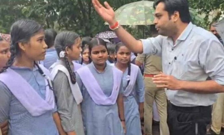 बारिश में भीगते छात्राओं का हाइवे जाम, शिक्षकों के तबादले पर जताया विरोध बारिश में भीगते छात्राओं का हाइवे जाम, शिक्षकों के तबादले पर जताया विरोध