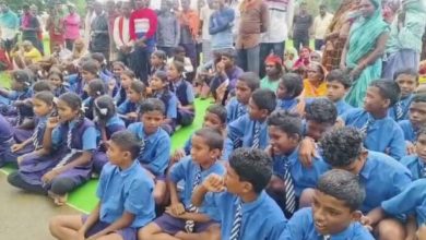 शिक्षक की नियुक्ति की मांग को लेकर छात्रों का विरोध, स्कूल में जड़ा ताला