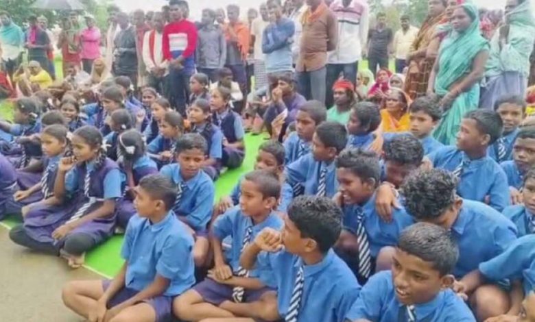 शिक्षक की नियुक्ति की मांग को लेकर छात्रों का विरोध, स्कूल में जड़ा ताला शिक्षक की नियुक्ति की मांग को लेकर छात्रों का विरोध, स्कूल में जड़ा ताला