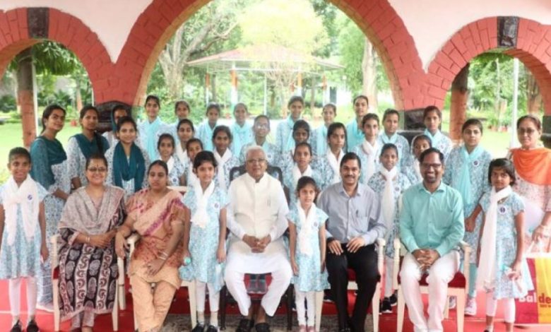 राज्यपाल पटेल ने दिव्यांग बालिकाओं के साथ किया सह-भोज