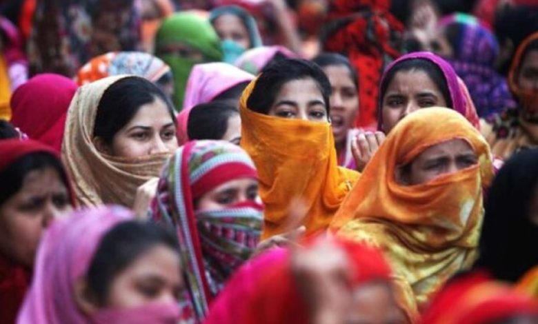 बांग्लादेश बैंक की कपड़ों पर पाबंदी जारी रही कुछ घंटे, फैशन को तय करने का फैसला वापस लिया गया बांग्लादेश बैंक की कपड़ों पर पाबंदी जारी रही कुछ घंटे, फैशन को तय करने का फैसला वापस लिया गया