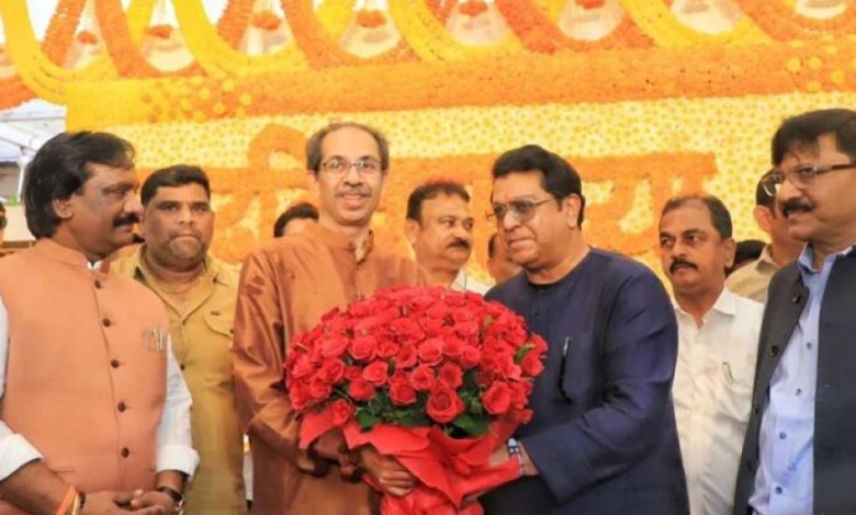 6 साल बाद मातोश्री पहुंचे राज ठाकरे, उद्धव संग मुलाकात से बढ़ी सियासी गर्मी 6 साल बाद मातोश्री पहुंचे राज ठाकरे, उद्धव संग मुलाकात से बढ़ी सियासी गर्मी