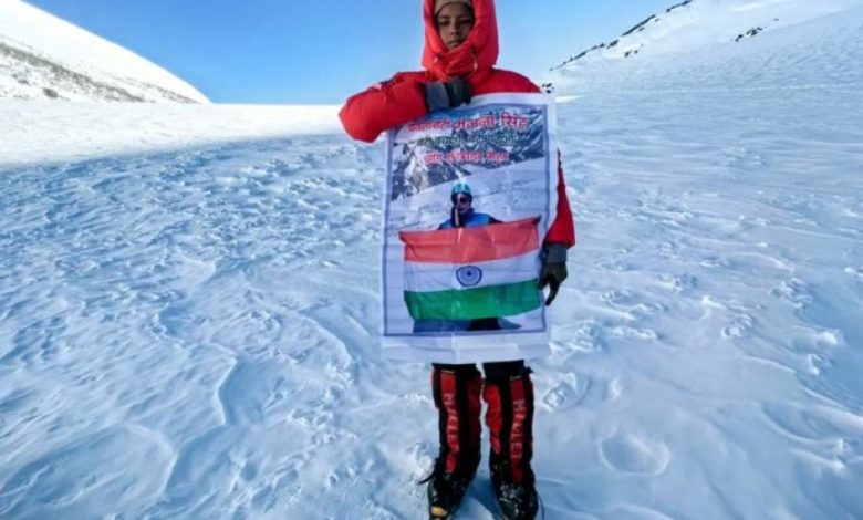 यूरोप की सबसे ऊंची चोटी माउंट एल्ब्रस पर लहराया तिरंगा, मैहर की अंजना ने रचा इतिहास यूरोप की सबसे ऊंची चोटी माउंट एल्ब्रस पर लहराया तिरंगा, मैहर की अंजना ने रचा इतिहास