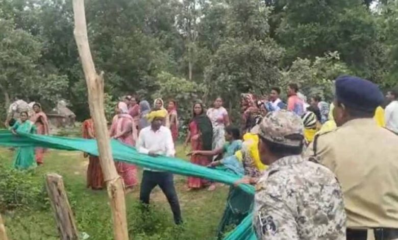धर्मांतरण विवाद पर बवाल: चर्च में तोड़फोड़, गांव में तनाव, पुलिस तैनात