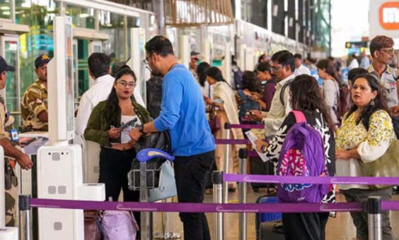 मुंबई एयरपोर्ट पर बम धमकी से हड़कंप, कंट्रोल रूम को मिली तीन कॉल मुंबई एयरपोर्ट पर बम धमकी से हड़कंप, कंट्रोल रूम को मिली तीन कॉल