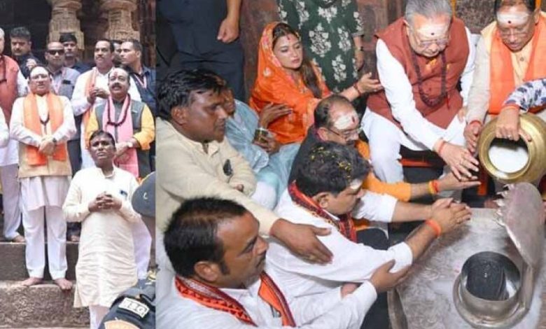 हर-हर महादेव से गूंज उठा भोरमदेव: मुख्यमंत्री विष्णुदेव साय ने हेलीकॉप्टर से पुष्पवर्षा कर हजारों कांवड़ियों का किया भव्य स्वागत हर-हर महादेव से गूंज उठा भोरमदेव: मुख्यमंत्री विष्णुदेव साय ने हेलीकॉप्टर से पुष्पवर्षा कर हजारों कांवड़ियों का किया भव्य स्वागत
