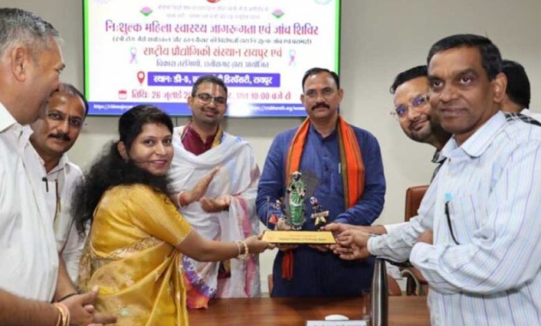 महिलाओं के बेहतर स्वास्थ्य के लिए राज्य सरकार प्रतिबद्ध: स्वास्थ्य मंत्री श्याम बिहारी जायसवाल महिलाओं के बेहतर स्वास्थ्य के लिए राज्य सरकार प्रतिबद्ध: स्वास्थ्य मंत्री श्याम बिहारी जायसवाल