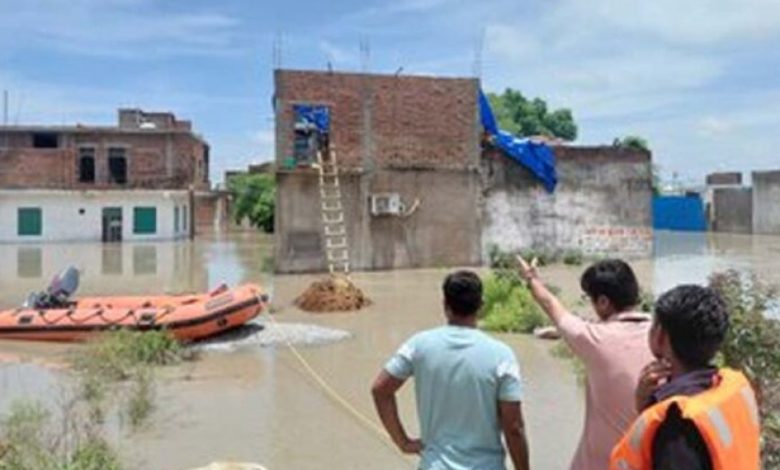 डबरा के नंदू का डेरा से 50 लोगों को रेस्क्यू कर सुरक्षित स्थलों पर पहुँचाया