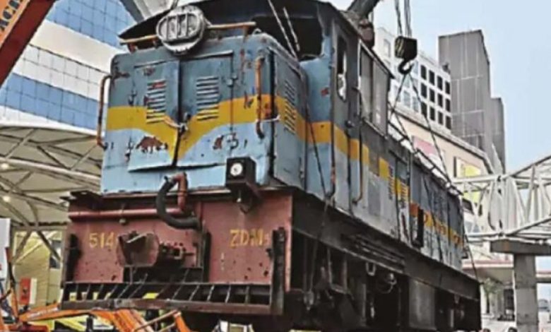 30 साल सेवा के बाद रिटायर हुआ ट्रेन का इंजन! रानी कमलापति स्टेशन पर सजा गौरवशाली इतिहास