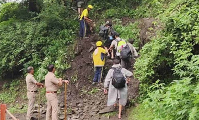 सोनप्रयाग-गौरीकुंड मार्ग पर भूस्खलन, केदारनाथ यात्रा तीन दिन के लिए ठप सोनप्रयाग-गौरीकुंड मार्ग पर भूस्खलन, केदारनाथ यात्रा तीन दिन के लिए ठप